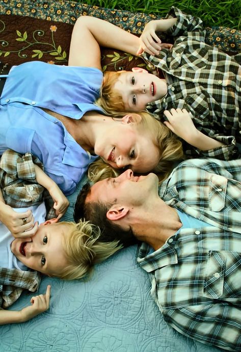 Inspirational Portraits, Cute Family Photos, Family Photoshoot Poses, Family Portrait Poses, Family Picture Poses, Family Pic, Photography Poses Family, Family Photo Pose, Family Inspiration