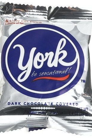 If you like York Peppermint Patties, you should try a Grasshopper. | 17 Candy And Cocktail Pairings You Need To Try Low Calorie Candy, Trader Joes Appetizers, Healthy Halloween Candy, Mint Sweets, York Peppermint Patties, York Chocolate, York Peppermint Patty, American Chocolate, Peppermint Patty