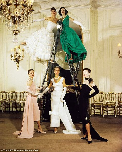 Dior 1950s Mrs Harris Goes To Paris, Dior 1950s, Christian Dior Gowns, Dior Fashion Show, Dior Gown, Dior Collection, Dior Dress, Mode Chic, Dior Couture