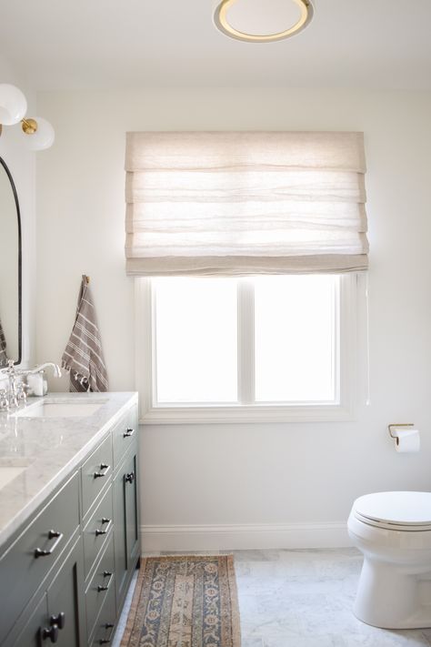 Roman Shades Bathroom, Roman Bathroom, Bathroom Window Coverings, Bathroom Shades, Small Bathroom Window, Bath Window, Bathroom Window Curtains, Bathroom Window Treatments, Barn Apartment