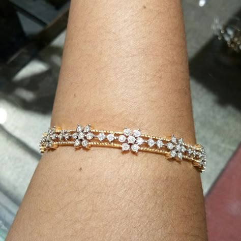 White Stone Bangles Gold, Diamond Bangles Indian, Gold Jewelry Prom, Stone Bangles, Jewelry Prom, Antique Necklaces Design, Black Beads Mangalsutra Design, Diamond Pendants Designs, Diamond Bracelet Design