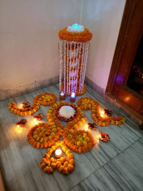 Main Door Diwali Decoration Ideas, Main Door Rangoli Design, Diwali Main Door Decoration, Artistic Rangoli, Floral Rangoli, Indian Decoration, Haldi Kumkum, Diwali Design, Mehendi Decor