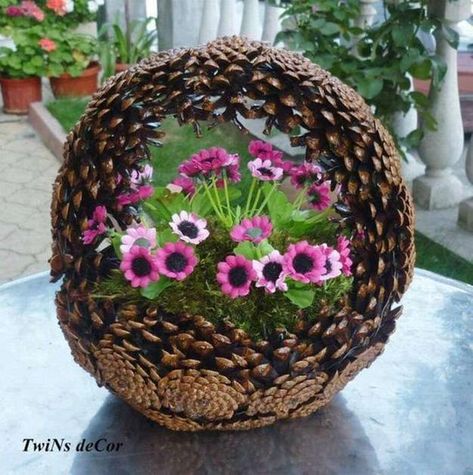 DIY Pinecone Baskets, Table Centerpiece Ideas for Thanksgiving and Christmas Decorating Tre Kunst, Dekoratívne Vence, Ideas For Thanksgiving, Pine Cone Art, Pool Small, Diy Pinecone, Deco Nature, Pine Cone Decorations, Cones Crafts