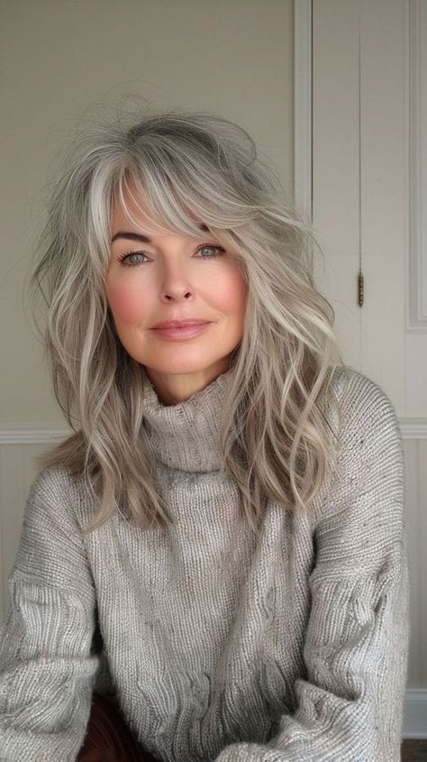 Haircut Gray Hair, Grey Hair With Bangs, Grey Hair Over 50, Grey Blonde Hair, Grey Hair Transformation, Kadeřnické Trendy, Gorgeous Gray Hair, Grey Hair Inspiration, Layered Haircuts For Medium Hair