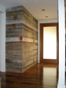 50 de Poze si Idei de Montare Parchet pe Perete - laminat-parchet.ro Perete Accent, Industrial Lofts, Wooden Work, Old Barn Wood, House Details, Wood Accent Wall, Entryway Wall, Barn Board, Hus Inspiration