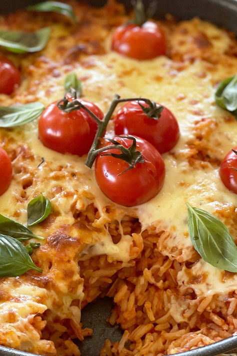 Yes, this is a side dish but with its lovely crispy base and a cheesy top this speedy one-pan margherita rice bake could well and truly outperform the main dish. It has all the much-loved flavours of a classic margherita pizza, but we’ve swapped the dough base with fluffy white rice. We’ve used long grain rice in this recipe, but you can use any unflavoured microwave rice you like. This 15-minute meal is perfect for a weeknight dish and will definitely become a regular on your meal list. Rice Bake Vegetarian, Savoury Rice Dishes, Flavoured Rice Recipes, Italian Rice Recipes, Savoury Rice Recipe, Pizza Rice, Flavored Rice Recipes, Fluffy White Rice, Rice Ideas