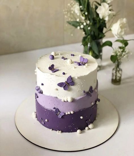 Graduation Cake Ideas, Cake Butterfly, Rodjendanske Torte, Modern Birthday Cakes, Small Birthday Cakes, Teen Cakes, Butterfly Birthday Cakes, Purple Cake, Simple Cake Designs