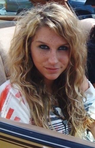 Wave perm hair Kesha 2000s, Kesha Warrior, Kesha Tik Tok, 2010s Celebrities, Kesha Animal, Camp Clothes, New Hair Styles, Kesha Rose, Ugly Fashion