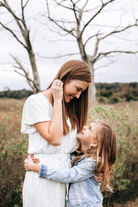 Mom And Daughter Photo Poses, Aunt And Niece Photoshoot Photo Ideas, Single Mom Photography, Mother Day Photoshoot, Mother Day Photoshoot Mini Sessions, Mommy Daughter Photoshoot, Mother Daughter Poses, Daughter Photo Ideas, Daughter Photoshoot