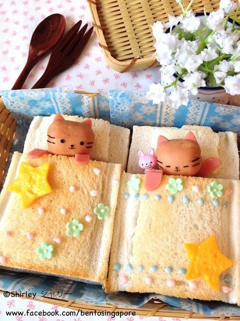 kitties in bed bento Sausage Toast, Japanese Food Art, Cute Bento Boxes, Kawaii Bento, Food Art For Kids, Cute Bento, Bento Recipes, Kawaii Food, Fun Kids Food