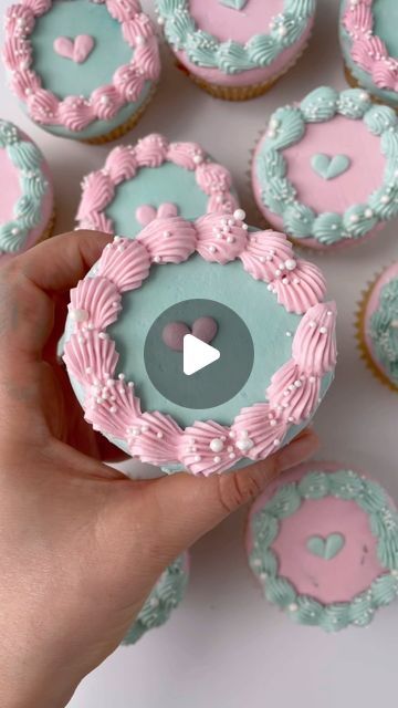 Alex LaRosa on Instagram: "Gender Reveal Cupcakes 🩷💙  ✨had the honors of making a friends gender reveal cupcakes  ✨ the center of the cupcakes were filled with a certain color buttercream- any guesses?  ✨start with a flat top cupcake   ✨use tip 4 to make a heart  ✨use tip 32 for the border  Supplies @nycake Piping tips @wiltoncakes  Colors @colour.mill  Sprinkles @riverroadsprinkleco  .  . . . . . #alexlarosabakery #genderrevealcakes #genderrevealcupcakes #pinkcupcakes #bluecupcakes #colourmillmade" Gender Reveal With Cupcakes, Cupcake Piping Ideas, Gender Cupcakes, Flat Top Cupcakes, Gender Reveal Cupcake Ideas, Friends Gender Reveal, Baby Reveal Cupcakes, Baby Shower Cupcakes For Boy, Cupcakes Design