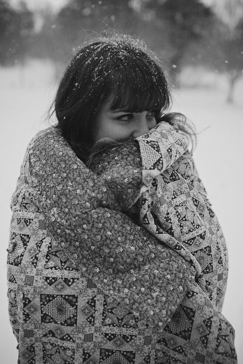 snowy, winter engagement shoot - adorable black and white photo of bride-to-be wrapped in blanket in the snow - photo by Michigan based wedding photographers Bryan and Mae Winter Portraits Photography, Wrapped In Blanket, Winter Senior Pictures, Winter Engagement Shoot, Snow Photoshoot, Pose Portrait, Winter Portraits, Foto Portrait, Snow Pictures