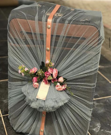 Suitcase wrapped in grey net and peach ribbon for engagement dowry wrapping. Fancy Party Ideas, Traditional African Wedding, Peach Ribbon, Nigerian Traditional Wedding, Diy Bouquet Wrap, Trousseau Packing, Wedding Gift Pack, Box Wrapping, Mens Beaded Necklaces