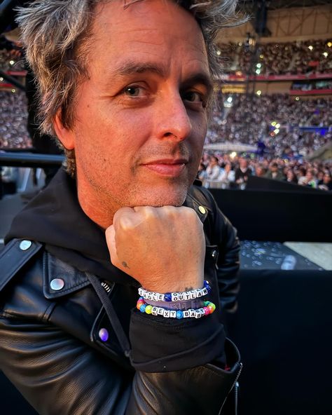 Billie Joe Armstrong 2024, Bejeweled Music Video, Este Haim, Alana Haim, Danielle Haim, Billy Joe Armstrong, Danielle Fishel, Concert Crowd, Betty Who