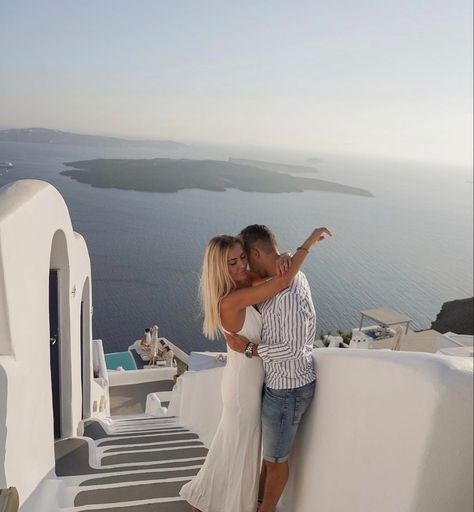 Greece Picture Ideas, Picture Ideas For Couples, Couple Honeymoon, Santorini Honeymoon, Grecia Santorini, Bora Bora Honeymoon, Couple Engagement Pictures, Couples Vacation, Summer Romance