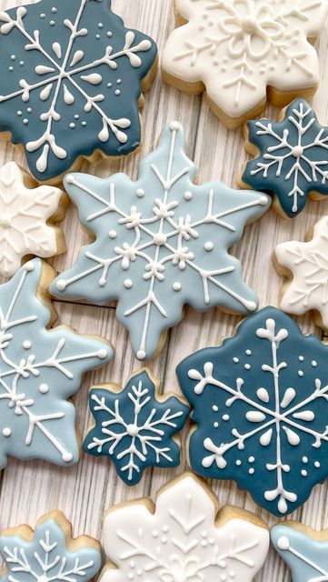 Basic Batch Cookies | Kelsey Ford on Instagram: "Haven’t even put up my Christmas decor yet, but here’s a cute lil wintery set of snowflakes ❄️❄️❄️ Technically we did already have our first snow of the year on Halloween so I’m calling these cookies seasonally appropriate. #royalicing #royalicingcookies #royalicingart #sugarcookies #sugarcookiesfinstagram #sugarcookieart #sugarcookieartist #decoratedcookies #decoratedsugarcookies #edibleart #edibleartwork #instacookies #cookies #cookiedecorating #cookiedecorator #cookiedesign #cookiedesigner #homebaker #homebakery #sugarcookietutorial #cookiedecoratingvideo #cookiedecoratingvideos #cookiedecoratingtutorial" Winter White Cookies, Christmas Cookies Icing Designs, Christmas Cookies Flood Icing, Fancy Cookies Christmas, Snowflake Cutout Cookies, Snow Day Cookies, Snow In Love Cookies, Snow Cookies Decorated, Star Shaped Christmas Cookies