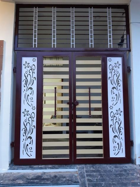 easy gate design Main Grill Gate Design, House Gates, दरवाजा डिजाइन, Latest Gate Design, Iron Main Gate Design, Gate Design Ideas, House Exterior Ideas, Cnc Designs, Home Gate Design