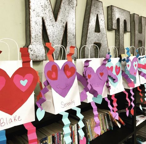 Valentine Bags For Classroom, Valentine’s Day Ideas For Classroom, Classroom Valentine Bag Ideas, 3k Valentines Ideas, Valentine’s Projects For Kids, Valentines Classroom Crafts For Kids, Valentine’s Day Classroom Crafts, No Prep Valentines Day Craft, Valentine's Day Bag Craft