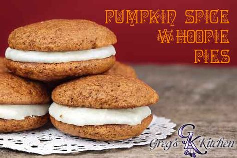 Pumpkin Spice Whoopie Pies Two Ingredient Cakes, Pumpkin Whoopie Pie Recipe, Whoopee Pie, Pumpkin Muffins Easy, Whoopie Pie Recipe, Moon Pie, Pumpkin Whoopie Pies, Pumpkin Moon, Moon Pies