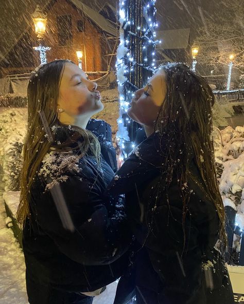 Winter With Bestie, Winter Bestie Pics, Best Friend Pictures Winter, Christmas With Best Friend, Things To Do In Winter With Friends, Bestie Christmas Photos, Winter Best Friend Pictures, Sister Christmas Photoshoot, Winter With Friends