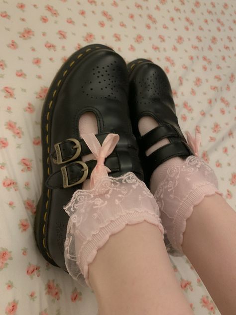 Angel Baby Outfit, Mary Jane Doc Martens, Mary Janes Outfit, Coquette Outfit, Streetwear Fashion Women, Girly Fashion, Dream Shoes, Doc Martens, Airport Outfit