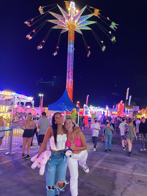 Fair Photo Inspiration, County Fair Pictures, Fair Photos Aesthetic, Cute Fair Pics With Friends, Carnival Pics With Friends, Fair Pictures Ideas Friends, State Fair Picture Ideas, Fair Pics With Friends, Cute Fair Pics