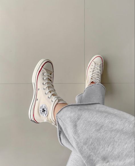 Aesthetic White Converse, White Converse Sneakers, Sneakers Converse, Aesthetic White, White Converse, Converse Sneakers, Hi Top, Chuck Taylor All Star, Converse Shoes