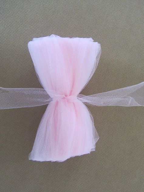 Diy Tulle Poms, Pompon Tulle, Tulle Projects, Tulle Pompoms, Tissue Paper Poms, Bow Making Tutorials, Tulle Decorations, Tulle Crafts, Diy Tulle