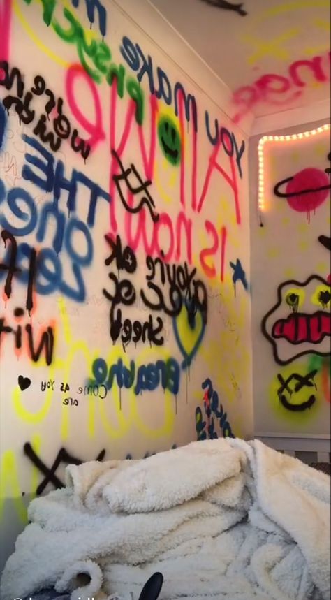 Grafitti Walls Bedroom, Graffiti Wall Room Aesthetic, Grafitti Room Aesthetic, Grafiti Walls Bedrooms, Grafitti Wall Room, Spray Paint Bedroom Wall Aesthetic, Spray Paint Room Wall Art Aesthetic, Spray Paint Room Aesthetic, Room Ideas Graffiti