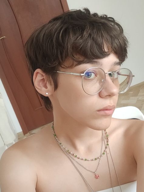 Feminine Pixie Haircut Straight Hair, Short Hairstyles Gender Neutral, Really Short Hair For Round Faces, Short Haircuts Nonbinary Straight Hair, Really Short Straight Hair, Masculine Pixie Cut, Non Binary Haircuts Round Face Straight Hair, Very Short Straight Hair, Pixie Haircut Aesthetic