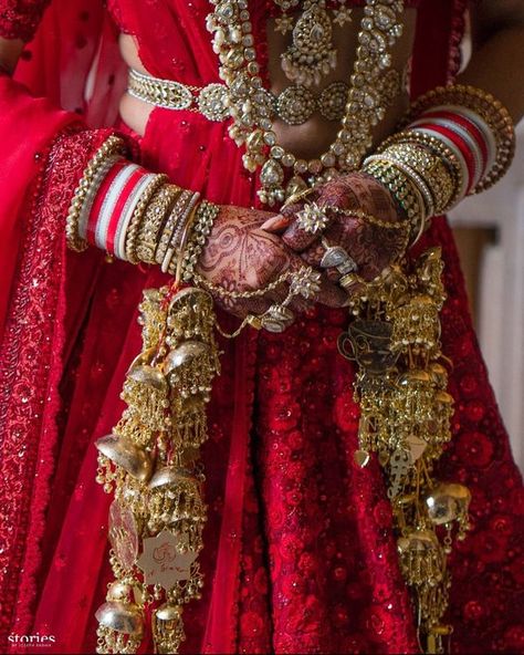 Here's A Breakdown Of PeeCee's Bridal Look At Every Wedding Function! Sabyasachi Lehenga Cost, Priyanka Chopra Wedding, Red Wedding Lehenga, Bridal Chura, Sabyasachi Lehenga, Punjabi Bride, Ritu Kumar, Bridal Outfit, Red Lehenga