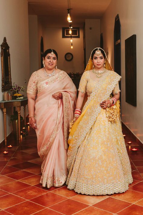 bride in a yellow lehenga Brides Mother Indian Outfit, Anamika Khanna Lehenga, Yellow Bridal Lehenga, Lehenga Banarasi, Reception Couple, Night Wedding Decor, Mother Of The Bride Outfits, Wedding Trailer, Pineapple Yellow