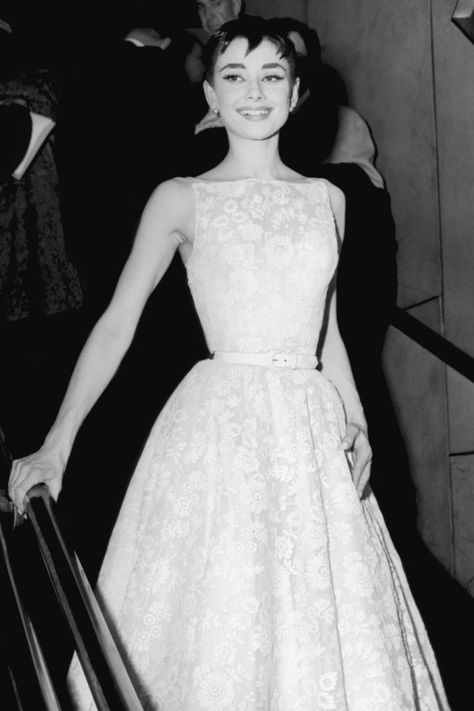 Audrey Hepburn in Givenchy Audrey Hepburn Oscar, Audrey Hepburn Givenchy, Best Oscar Dresses Of All Time, Audrey Hepburn Outfit, Vestidos Oscar, Best Oscar Dresses, Most Expensive Dress, Oscar Gowns, Old Hollywood Fashion