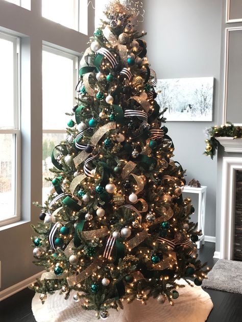 Christmas Tree Colour Scheme, Green Christmas Decorations, Green Christmas Tree Decorations, Diy Christmas Tree Topper, Christmas Tree Decorating Ideas, Tree Decorating Ideas, Flocked Christmas Trees Decorated, Christmas Tree Decorating Themes, Christmas Tree Decorating