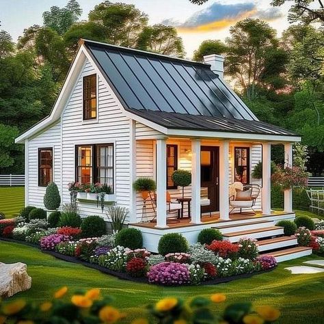 Farm Tiny House Ideas, Tiny House By The Beach, Cool House Exterior Architecture, Cottage Tiny House Exterior, Mini Cottage Small Houses, Tiny House Village Small Cottages, Cute Farmhouse Exterior, Cute Tiny Houses Exterior, Small Dream House