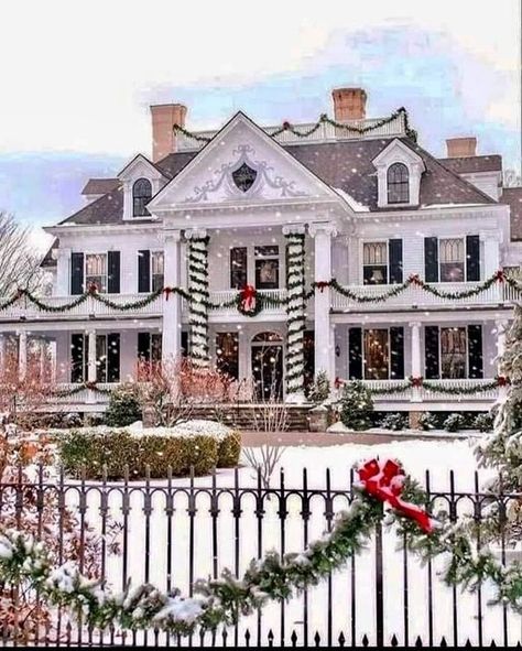 Winter House Exterior, Holiday House Tours, Mansion Exterior, House Decorating Ideas Apartments, Dream Life House, Suburban House, Amazing Buildings, Cute House, Design Your Dream House