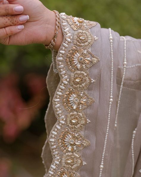 Dupatta Designs Ideas, Simple Dress For Girl, Embroidery Sarees, Beautiful Bridal Dresses, Embroidery Fashion Detail, Simple Hand Embroidery Patterns, Velvet Dress Designs, Hand Beaded Embroidery, Fancy Jewelry Necklace