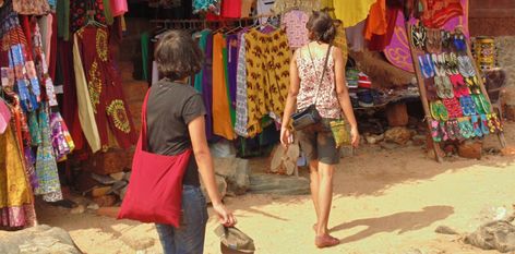 Travellers Guide to What to wear in India - By an Indian Expert India Trip Outfit What To Wear, India Travel Outfit Woman, India Outfits Travel Style, What To Wear India, Wardrobe India, What To Wear In India, Travel Outfits Women, Indian Meditation, Tourist Outfit