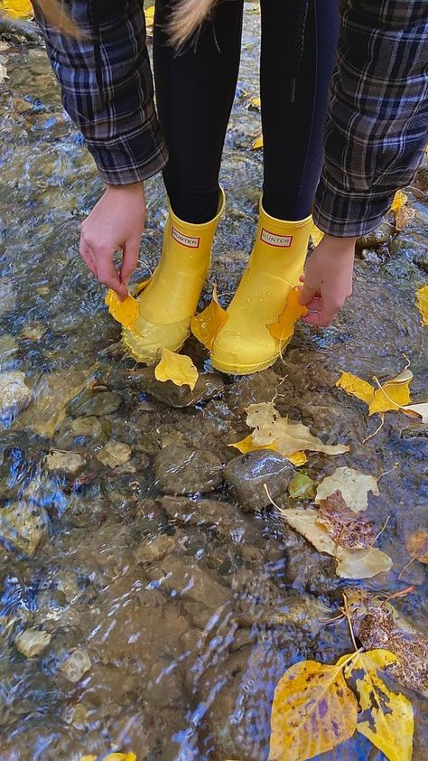 Yellow Rain Boots Aesthetic, Rain Shoes Outfit, Rubber Boots Aesthetic, Rainboot Outfits Spring, Rainboots Outfit Fall, Yellow Hunter Boots Outfit, Yellow Rain Boots Outfit, Rain Boots Aesthetic, Yellow Hunter Boots