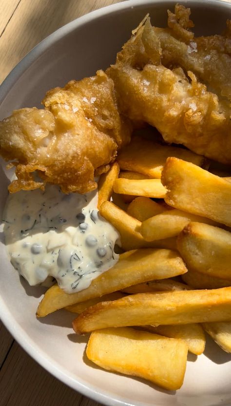 Fish And Chips Aesthetic, La Scala Salad, Scala Salad, Salad And Dressing, Fish And Chips Recipe, Fish N Chips Recipe, The Best Salad, Best Salad, Mushy Peas