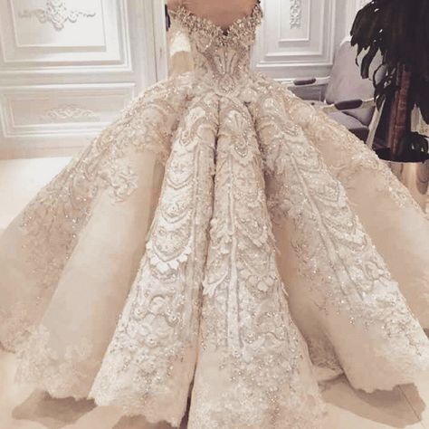 Luxury Champagne, Arabic Wedding, Royal Train, Dresses Designer, A Wedding Dress, Designer Wedding, Bride Dresses, Ball Gowns Wedding, Gorgeous Gowns