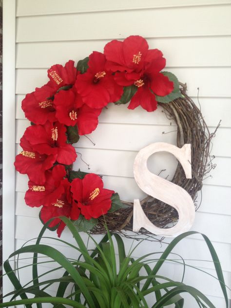 Simple Hibiscus wreath for my mom. Hibiscus Wreath, Hawaiian Wreath, Decorative Wreaths, Tropical Wedding Theme, Tropical Wreath, House Porch, Festive Wreath, Spring Wreaths, House With Porch