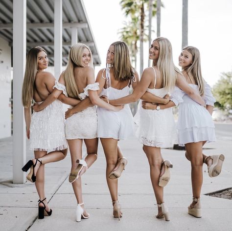 Group Photo Poses Formal, Casual Birthday Party Dresses, Winter Formal Group Pictures, Outdoor Prom Pictures Group, Homecoming Group Photo Ideas, Formal Pictures With Friends Photo Ideas Group Poses, Large Group Homecoming Pictures, School Dance Group Pictures, Hoco Photography Poses