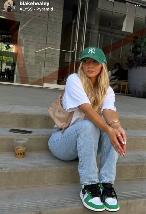 Green Air Jordans, White Tee, Green Hat with Gold Jewelry Women Outfit With Jordans, Green Nike Jordans Outfit, Green And White Jordans Outfit, Outfits With Green Nike Dunks, Green And White Nike Dunks Outfit, Green Aj1 Outfit, Green Nyc Hat Outfit, Green Hats Women, Green Jordan Outfit Women