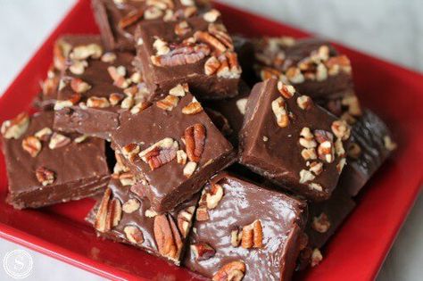 Chocolate Fudge Best Nougat Recipe, Old Fashioned Christmas Candy, Perfect Christmas Dessert, Holiday Candy Recipes, Easy Christmas Candy Recipes, Christmas Candy Homemade, Microwave Fudge, Chocolate Peanut Butter Fudge, Fudge Recipes Chocolate