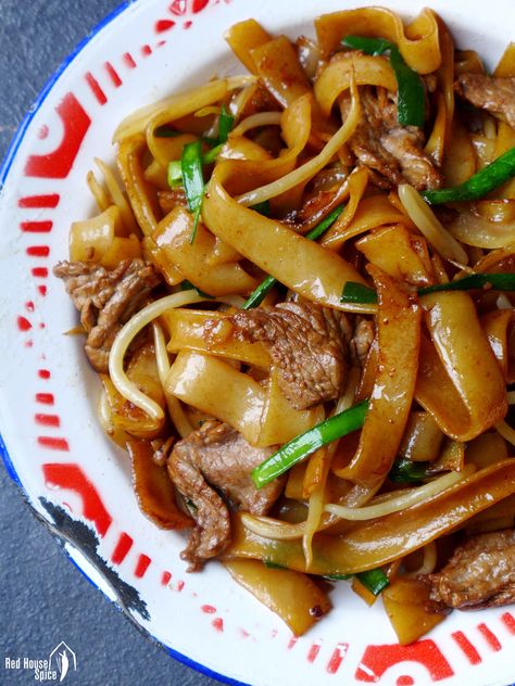 Succulent beef slices stir fried with soft, springy rice noodles then seasoned with soy sauce, beef chow fun is a classic Cantonese delicacy not to miss. Soy Sauce Beef, Beef Chow Fun Recipe, Chinese Rice Noodles, Chow Fun Noodles, Beef Chow Fun, Rice Noodles Recipe, Chow Fun Recipe, Chow Fun, Asian Noodle Recipes