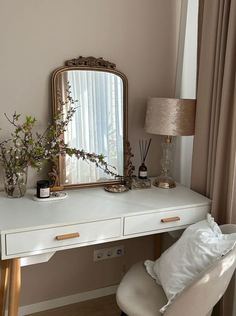 Brass Room Decor, Gold Vintage Room Aesthetic, Vanity In Bedroom Layout, Vanity Area In Bedroom Master Suite, Old Money Apartment Decor, Bridgerton Aesthetic Bedroom, Vanity Bedroom Ideas, Vanity And Mirror Ideas, Vintage Mirror Decor