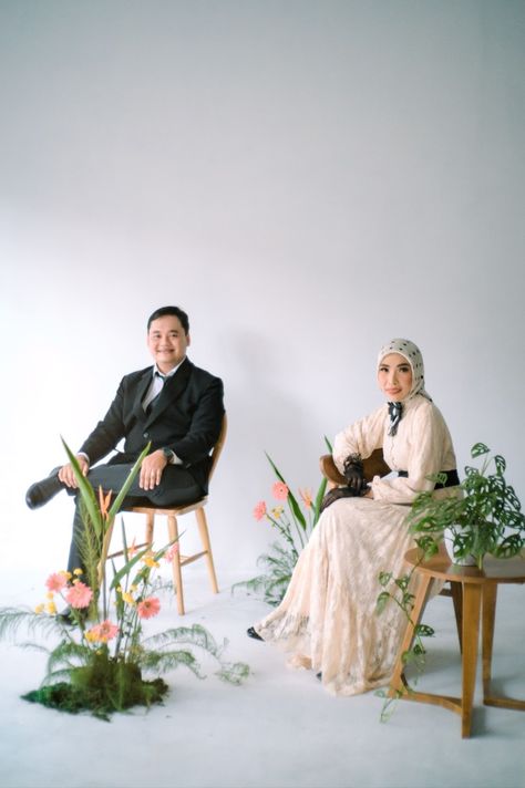 Prewedding Vintage Indoor Konsep Prewedding Indoor, Prewedding Vintage, Konsep Prewedding, Indoor Prewedding, Prewed Studio, Wedding Preparation, Pre Wedding