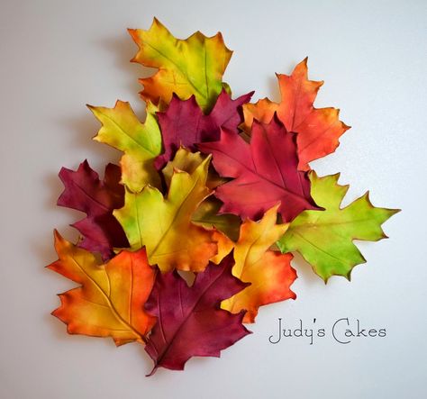 Judy's Cakes: How to Make Fall Leaves - Part #2 Fall Leaf Cake, Leaves Tutorial, Fondant Leaves, Patisserie Fine, Sugar Flowers Tutorial, Decoration Patisserie, Fall Cakes, Gum Paste Flowers, Fondant Tutorial