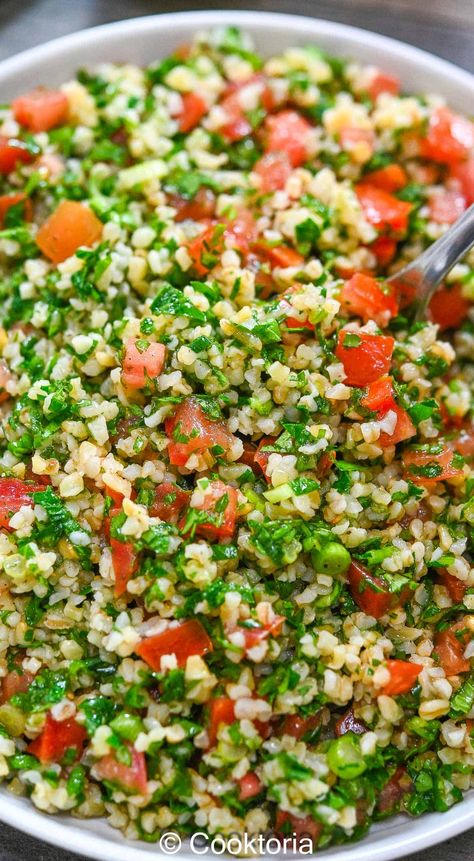 This easy Tabouli Salad Recipe is packed with fresh herbs and vegetables, making it the perfect light and nutritious salad. Try it out for a delicious and refreshing meal! Greek Tabouli Recipe, How To Make Tabouli Salad, Easy Tabouli Recipe, Toubeleh Salad Recipe, Toubouleh Recipe, Tabuli Salad Traditional, Tabule Salad Tabbouleh Recipe, Tabulleh Salad Recipe, Tabouli Salad Traditional